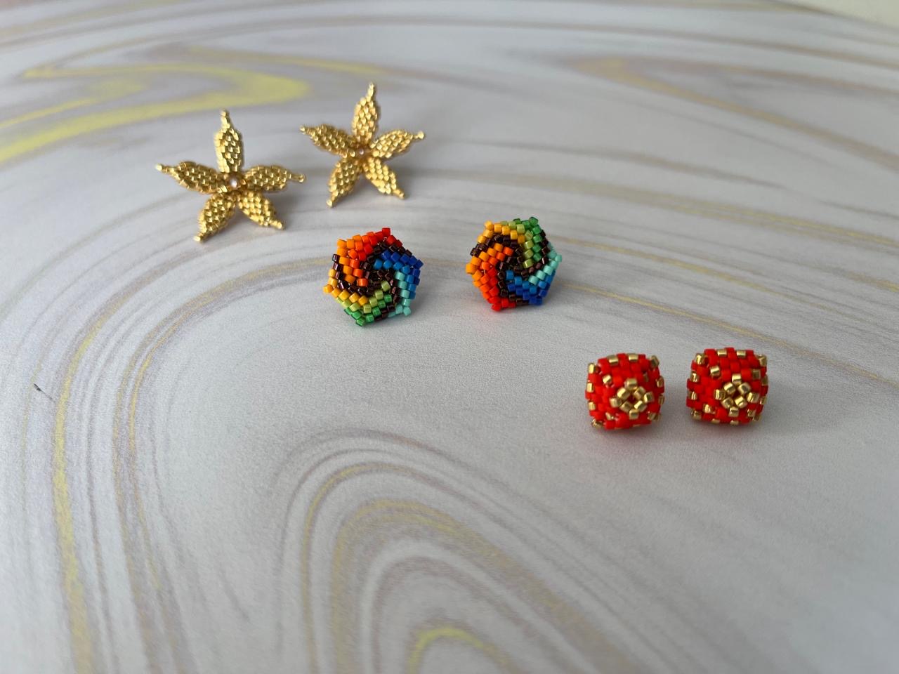 Aretes tejidos a mano, joyería artesanal Índigo Academia