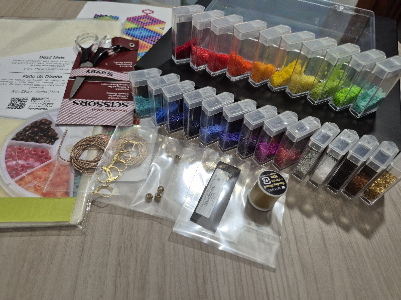 Mostacillas organizadas por color, materiales de Índigo Academia