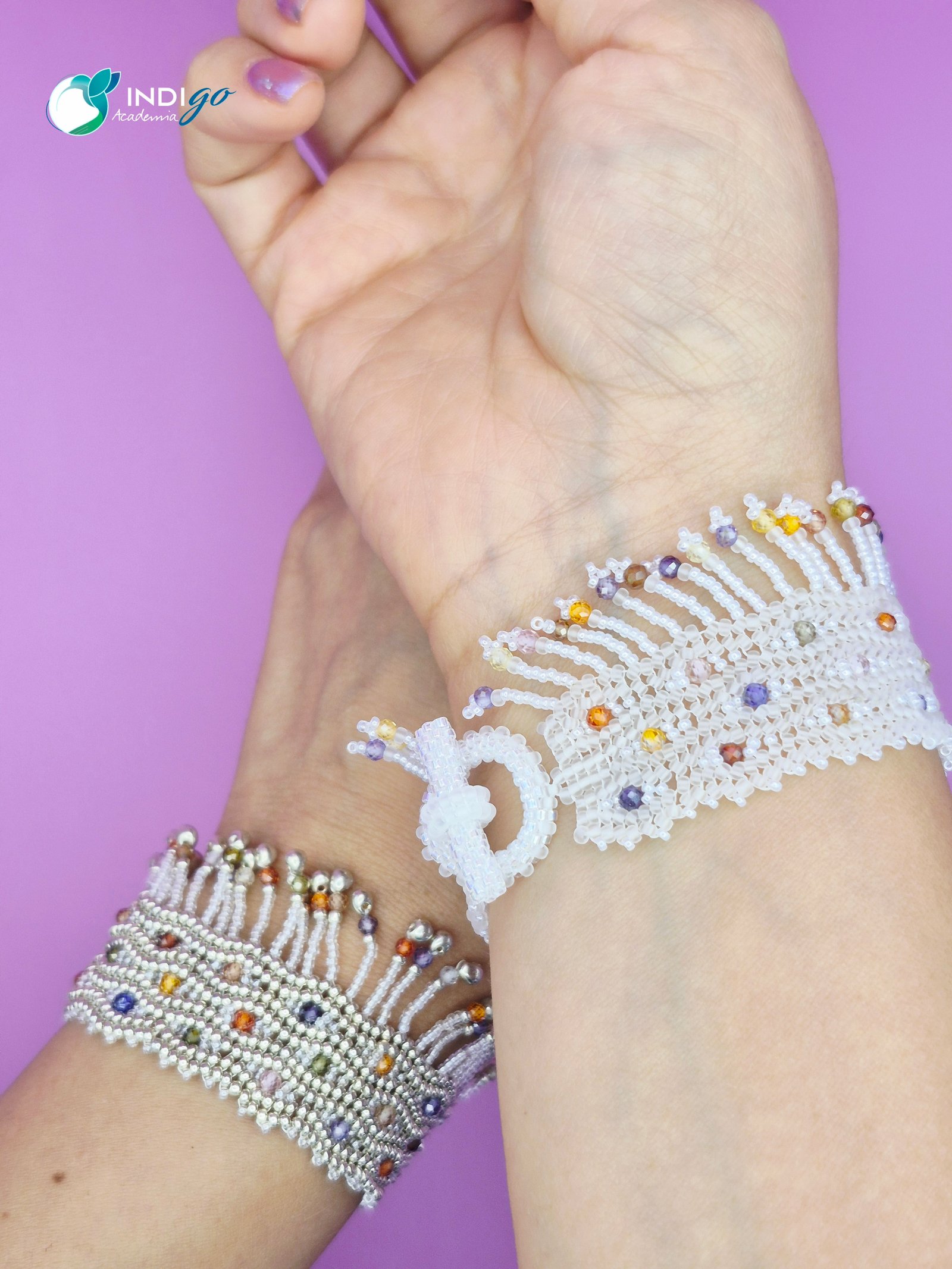 Pulseras tejidas en muñeca, Índigo Academia